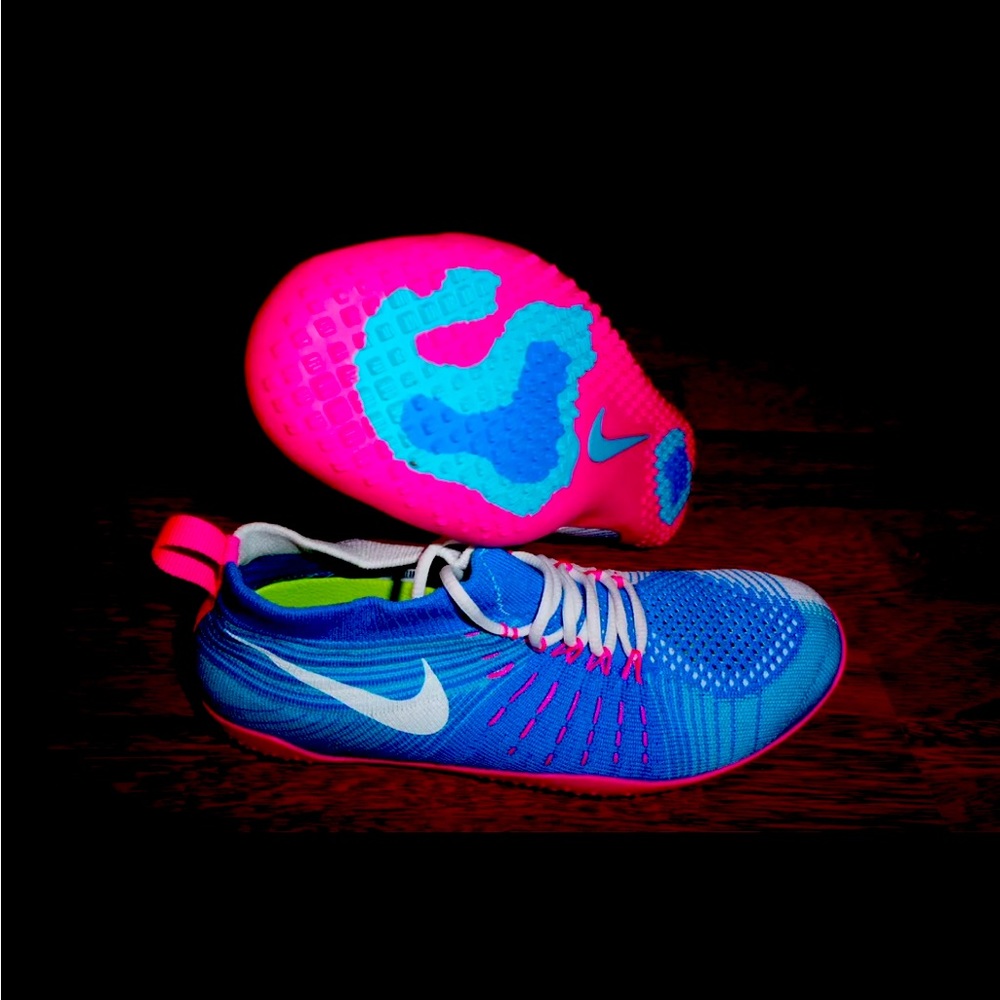 Nike Hyperfeel U.S. size 5.5.Super cute. Great condition. Never worn!